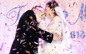 Ca sĩ Mỹ Dung khóa môi nóng bỏng cùng chú rể trong ngày cưới